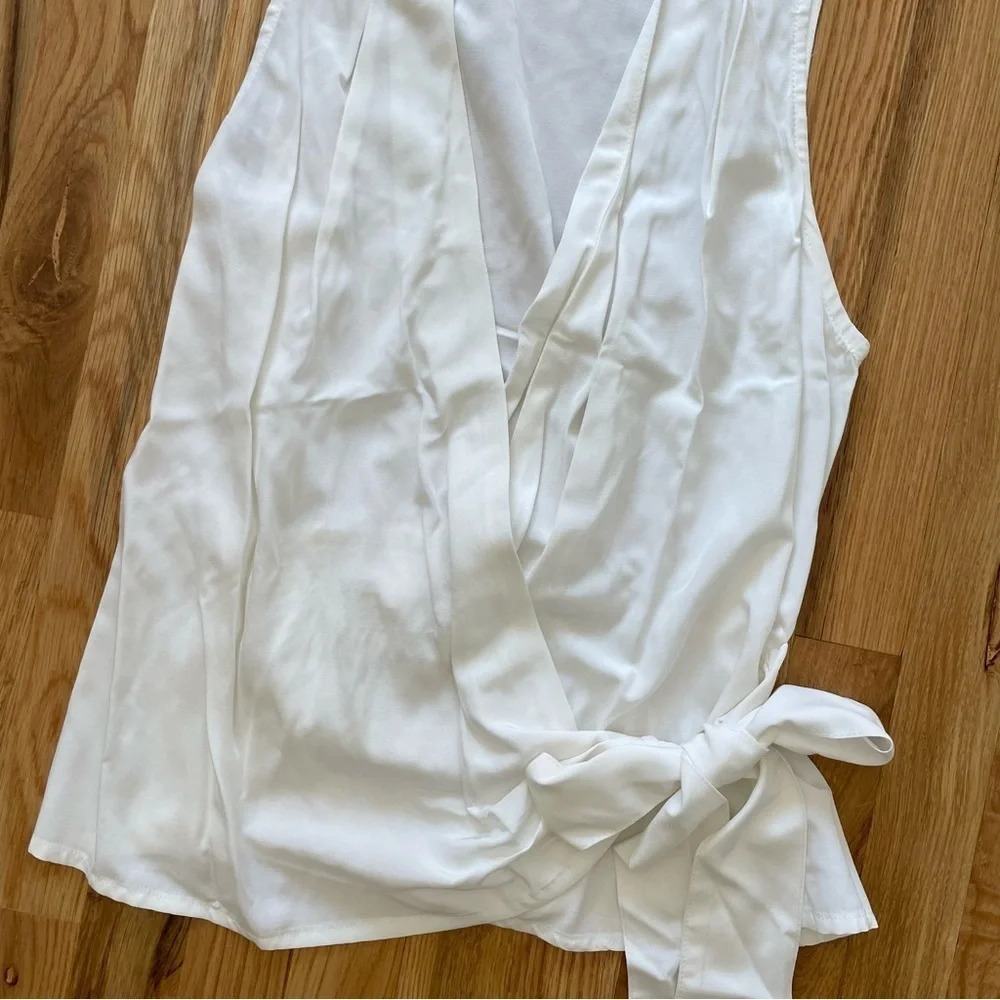 ASTR White Wrap Tank Top V Neck Blouse Size S - Picture 2 of 3